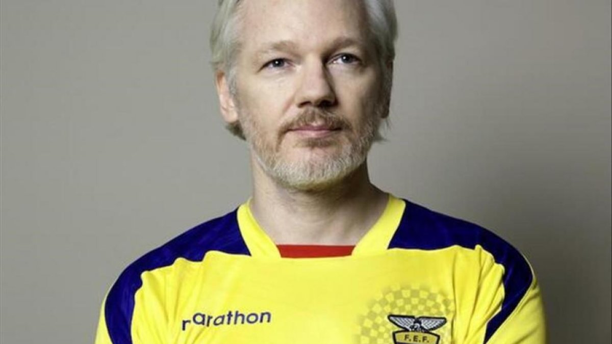 Julian Assange publica en Twitter su foto con la camiseta de la selección de Ecuador.-EL PERIÓDICO