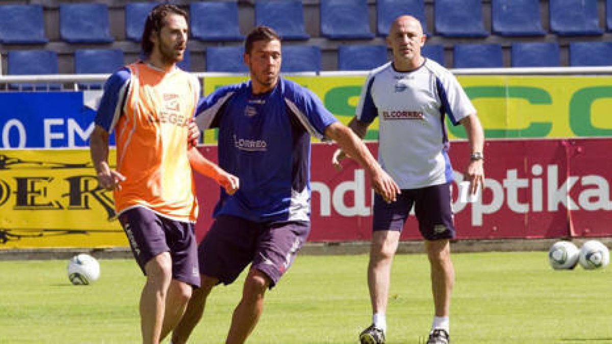 Iván Malón junto con Mesquita en un entrenamiento del Alavés.-