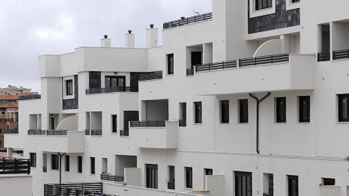 Bloques de viviendas en la capital soriana. / ÁLVARO MARTÍNEZ -