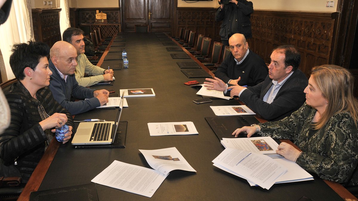 Mesa de trabajo sobre la zonificación lumínica en la Diputación.-V.G.