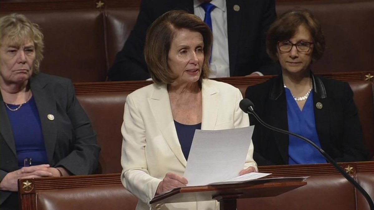 Nancy Pelosi durante su discurso de ocho horas en la Cámara de Representantes de EEUU.-PERIODICO (REUTERS)