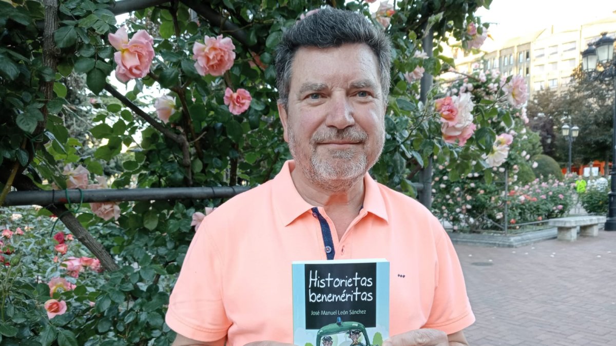 José Manuel León presenta un nuevo libro con anécdotas recogidas por los agentes de la Guardia Civil. A.H.