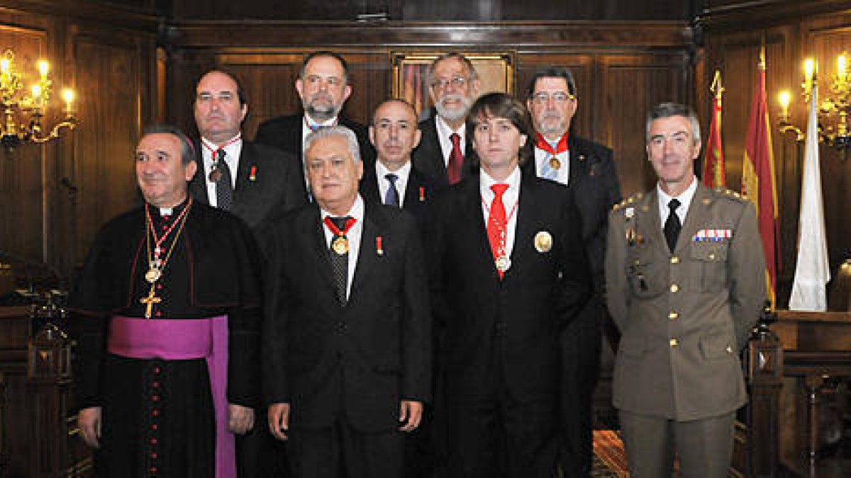 Los galardonados con las llaves de la Casa Troncal de los Doce Linajes. / DIEGO MAYOR-