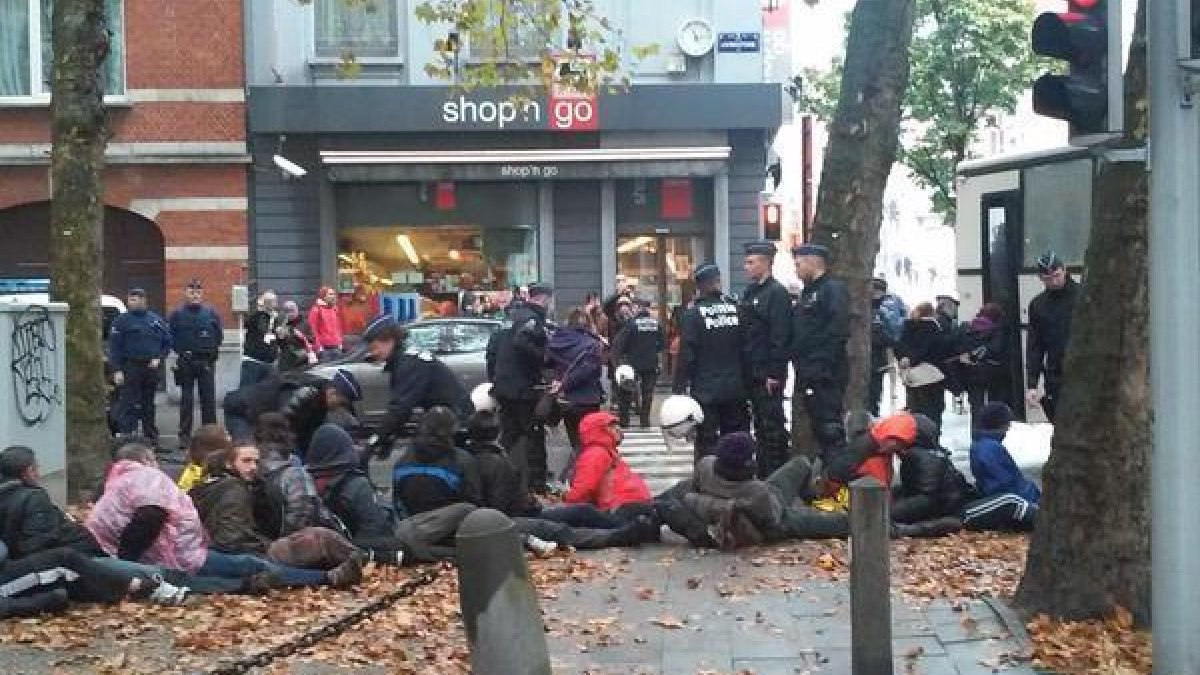 Manifestantes retenidos en Bruselas.-TWITTER/@RSANTURTZI