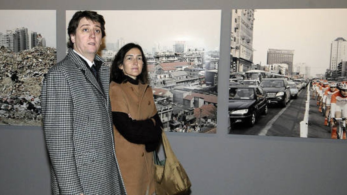 Carlos Martínez junto a Ángeles González-Sinde posando frente a unas fotografías expuestas en la antigua sede del Banco de España. / ÁLVARO MARTÍNEZ-
