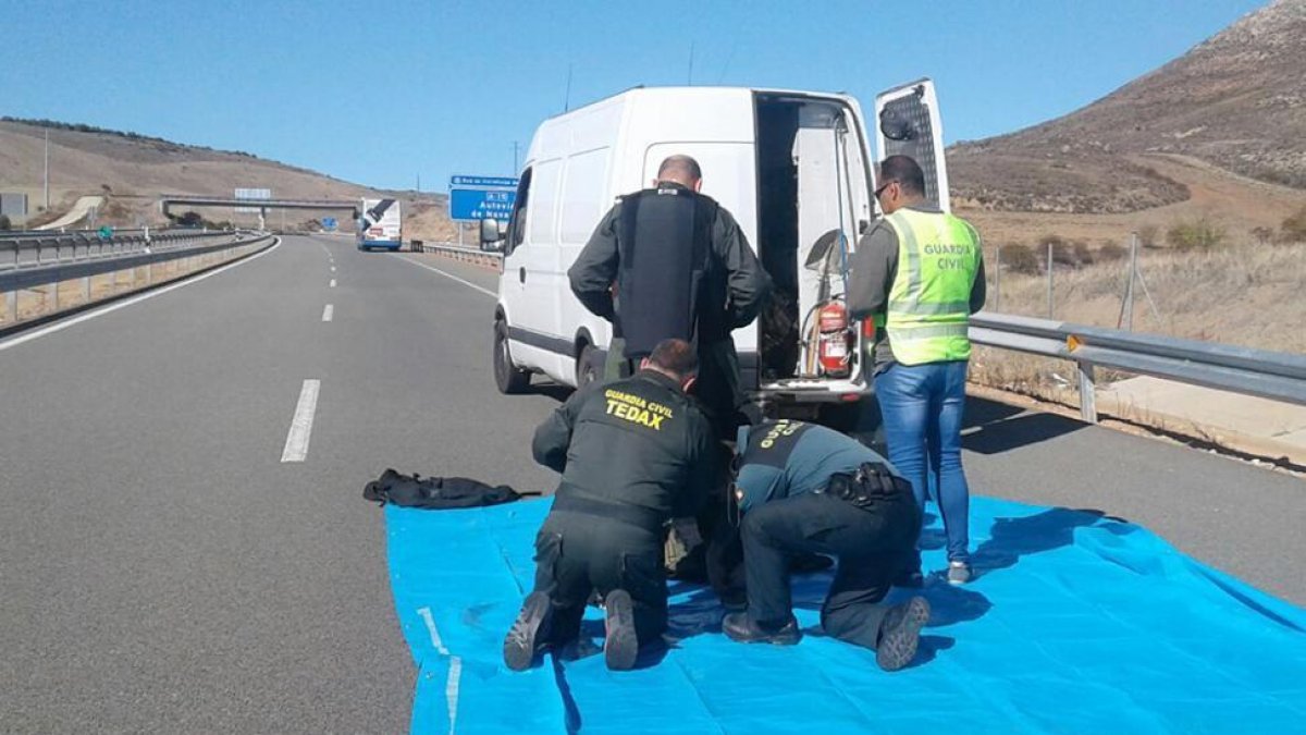 Miembros del Tedax intervienen para cerciorarse de que una amenaza de bomba es falsa. HDS