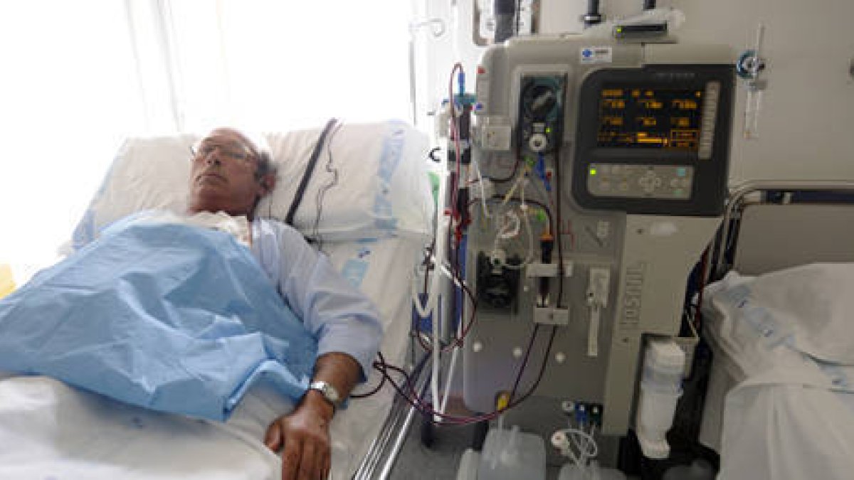 El presidente de Alcer Soria, durante una sesión de hemodiálisis en el Complejo Hospitalario. / VALENTÍN GUISANDE-