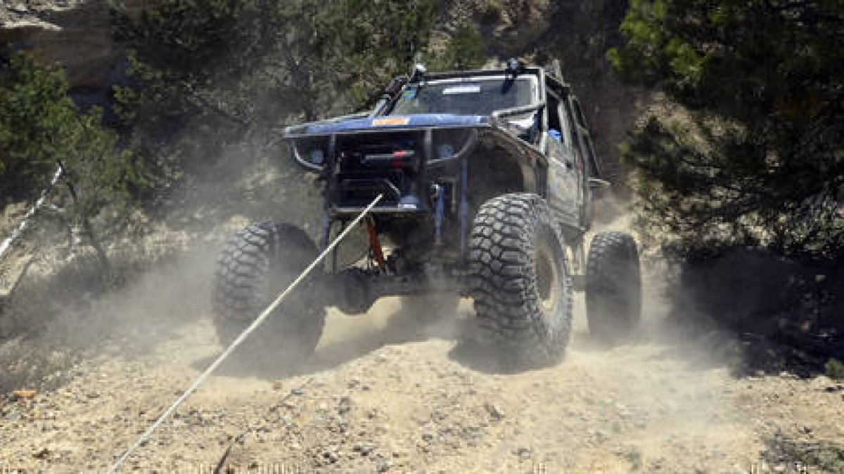 Un 4x4 durante su intento por sortear un obstáculo. / ÁLVARO MARTÍNEZ-