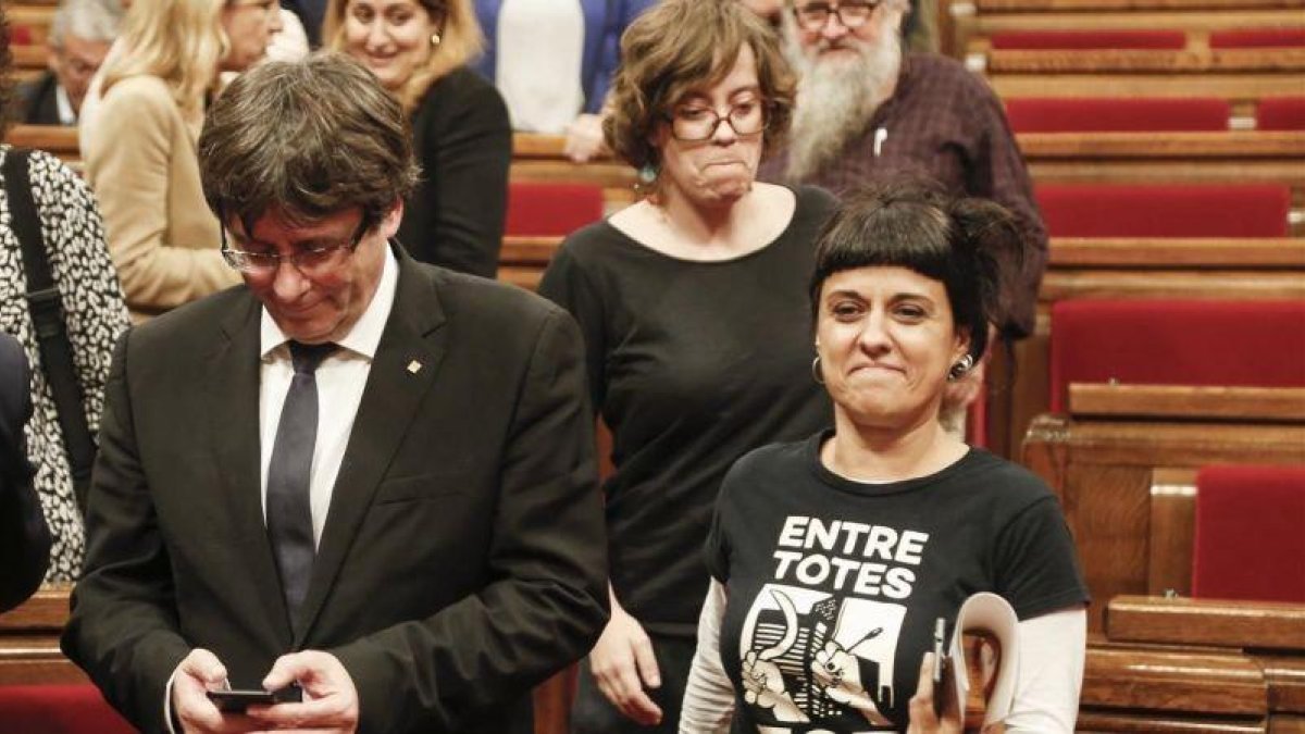 El president Puigdemont junto a Anna Gabriel y Eulàlia Reguant.-JULIO CARBÓ