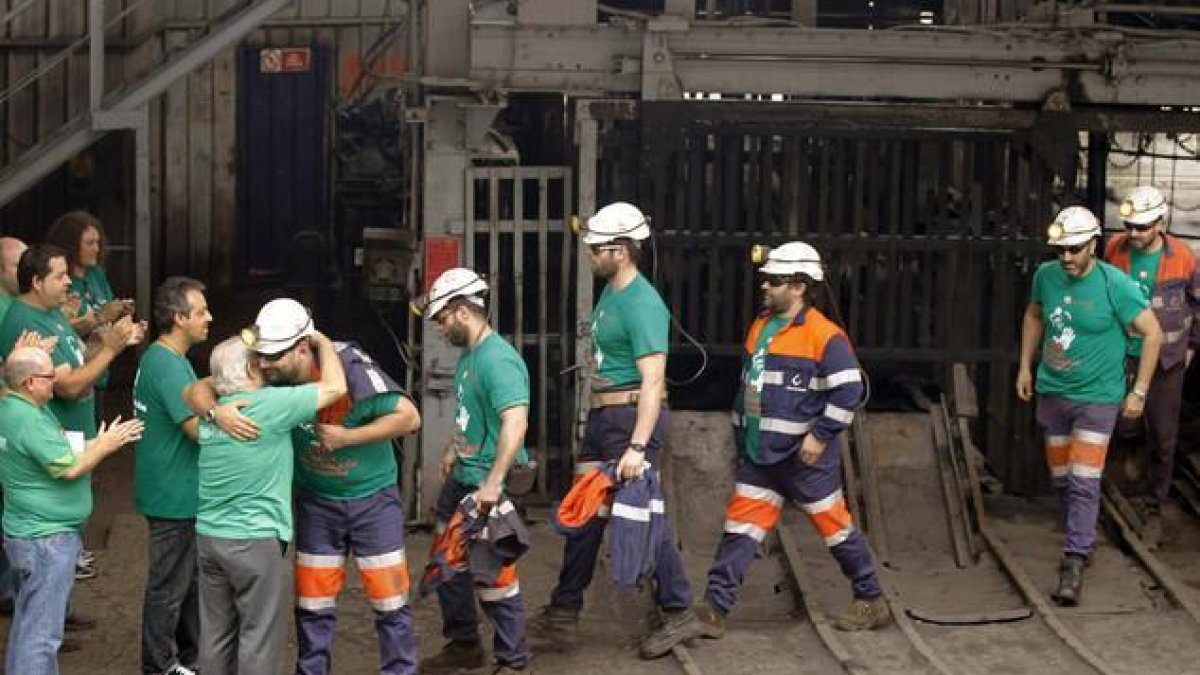 Mineros del pozo San Nicolás, en la localidad asturiana de Mieres.-/ ALBERTO MORANTE (EFE)