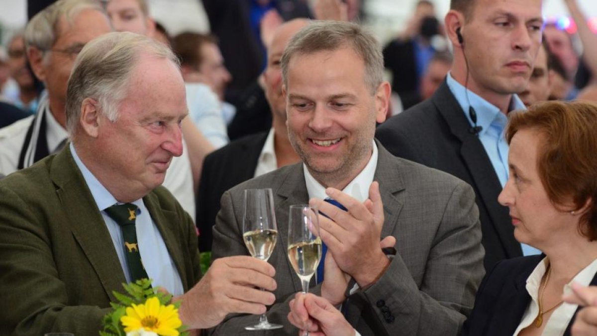 Leif-Erik Holm, en el centro, candidato de AfD en el land de  Mecklemburgo-Pomerania Occidental, celebra los buenos resultados.-DANIEL BOCKWOLDT / EFE
