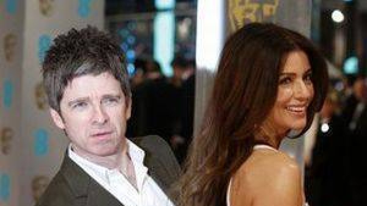 Noel Gallagher y su esposa, Sara MacDonald, en la gala de los BAFTA, en Londres, el pasado mes de febrero.-Foto: JUSTIN TALLIS / AFP