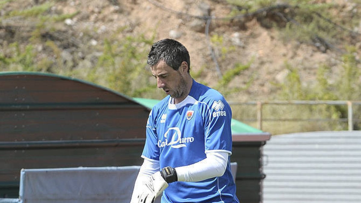 El cancerbero del Numancia, Iñaki Lafuente, estará de baja hasta fin de año. / ÚRSULA SIERRA-