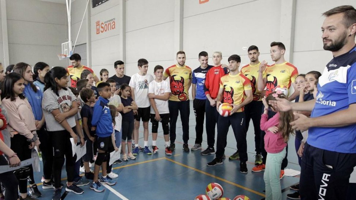 Los jugadores de la selección absoluta de voleibol, con los pupilos que acudieron a la jornada de captación del Río Duero.-LUIS ÁNGEL TEJEDOR