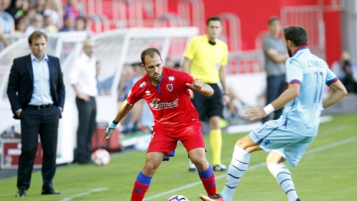 Unai Medina volvió a latitularidad frente al Reus tras varias jornadas sin jugar de inicio.-MARIO TEJEDOR