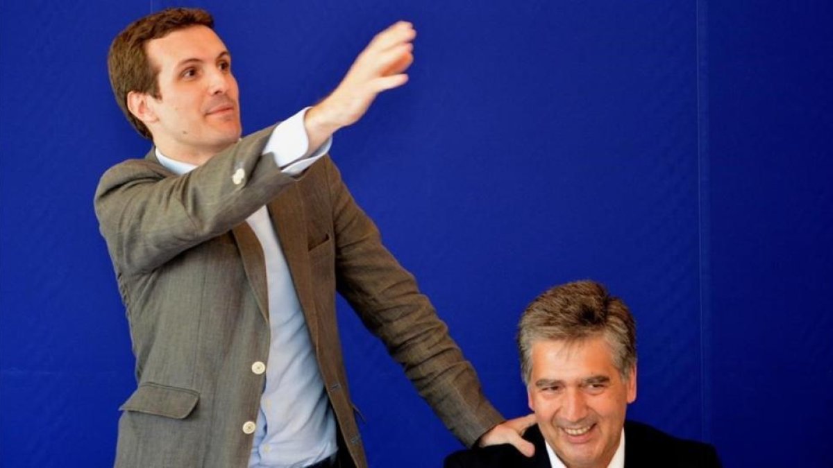 El candidato a la presidencia del PP, Pablo Casado, junto al senador Ignacio Cosido-A.ÁLVAREZ