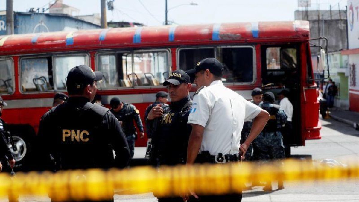 Policias expertos en explosivos trabajan en el lugar donde se produjo la detonacion de una granada en un autobus de pasajeros en Ciudad de Guatemala.-ESTEBAN BIBA / EFE