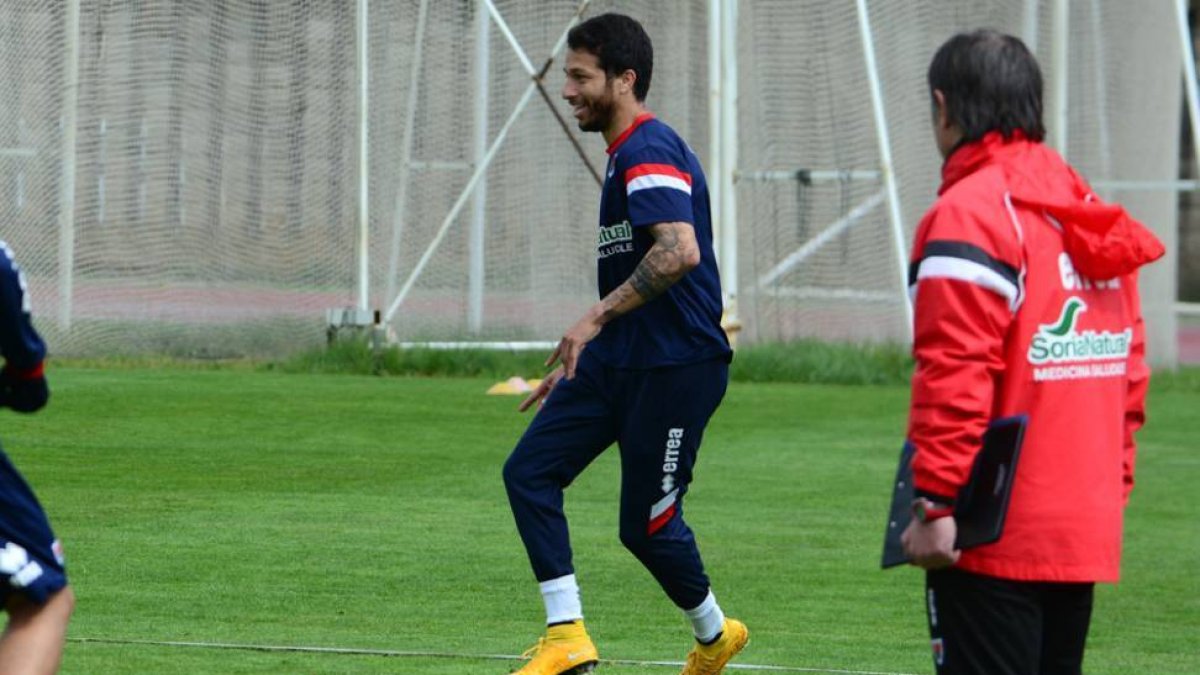 Cicinho, que continuaría como atacante por la derecha, en el entrenamiento de ayer bajo la atenta mirada de Anquela.-Álvaro Martínez