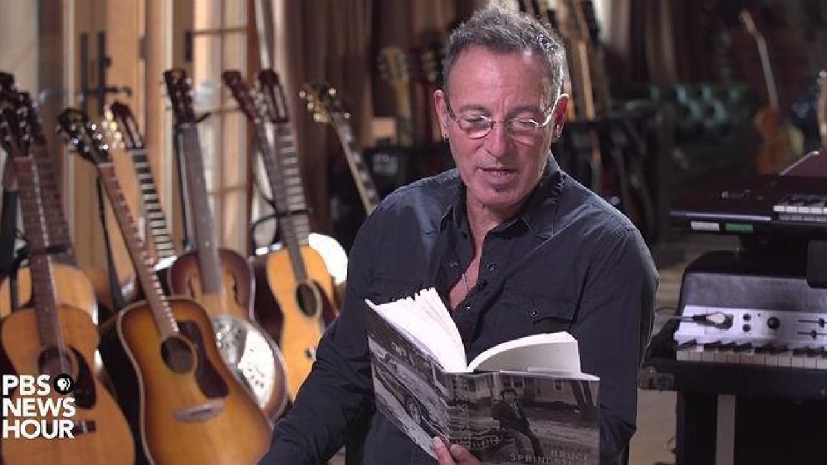 Bruce Springsteen lee un pasaje de 'Born to Run' en la tele.-YOUTUBE / PBS NEWSHOUR