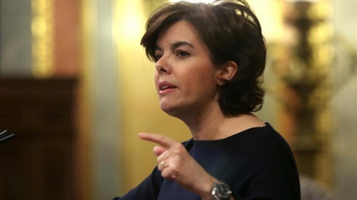 La vicepresidenta del Gobierno, Soraya Sáenz de Santamaría, en la tribuna del Congreso, este martes.-DAVID CASTRO