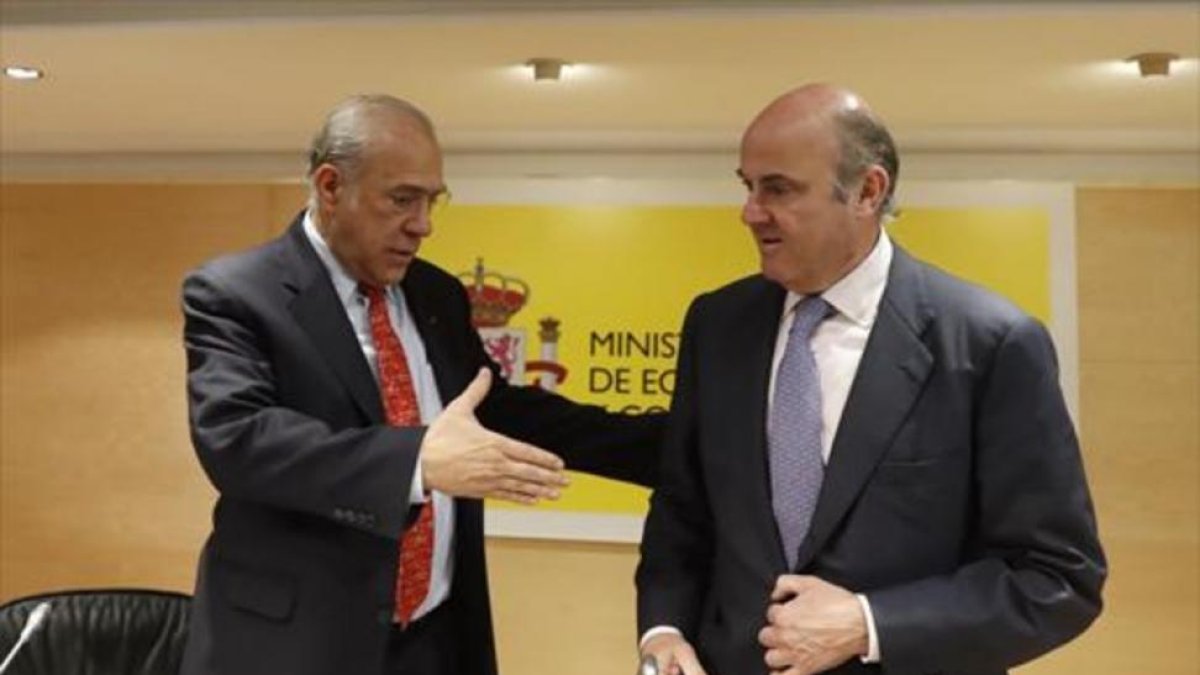 Ángel Gurría, secretario general de la OCDE, saluda a Luis de Guindos, ministro de Economía, el pasado marzo.-/ EFE / JAVIER LIZÓN