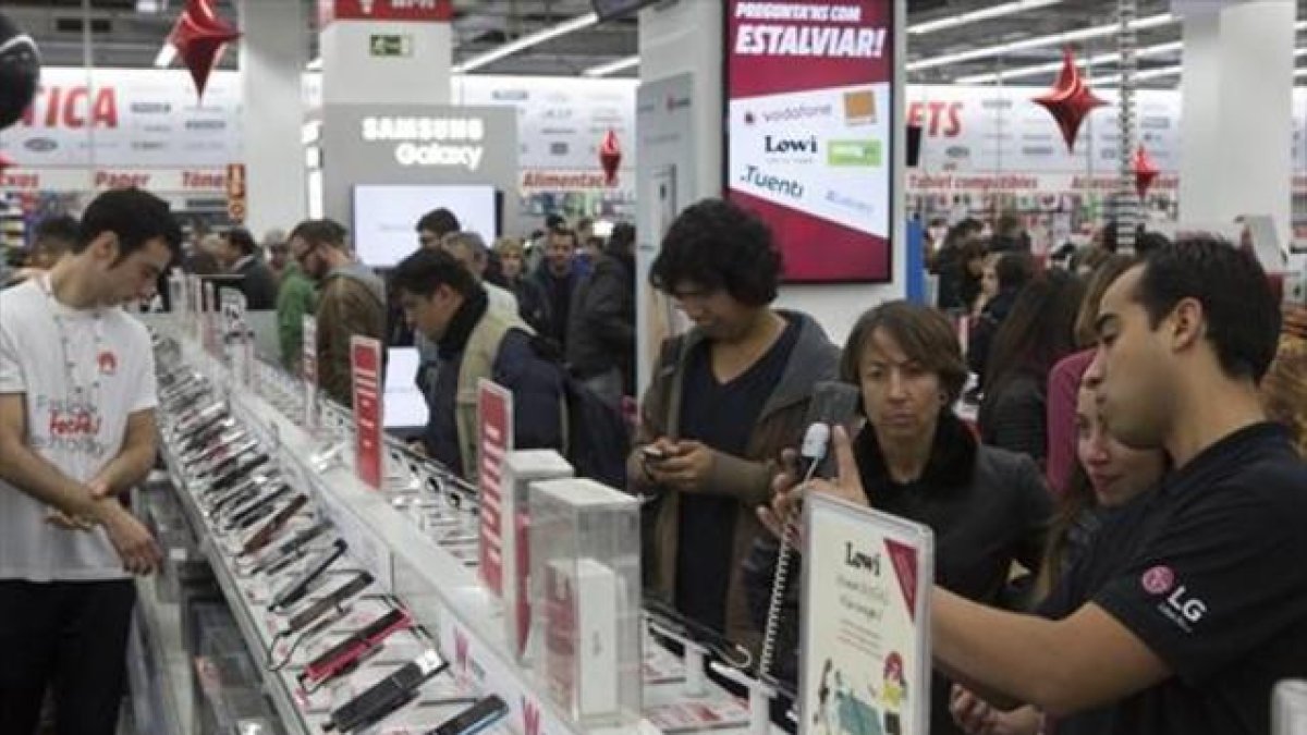 Clientes abarrotan una tienda en busca de los descuentos del Black Friday, el 27 de noviembre del año pasado.-ALBERT BERTRAN
