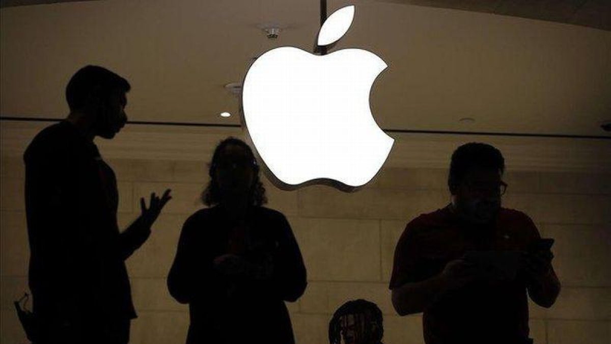 Empleados de una tienda minorista de Apple en Nueva York.-DREW ANGERER / GETTY IMAGES - AFP