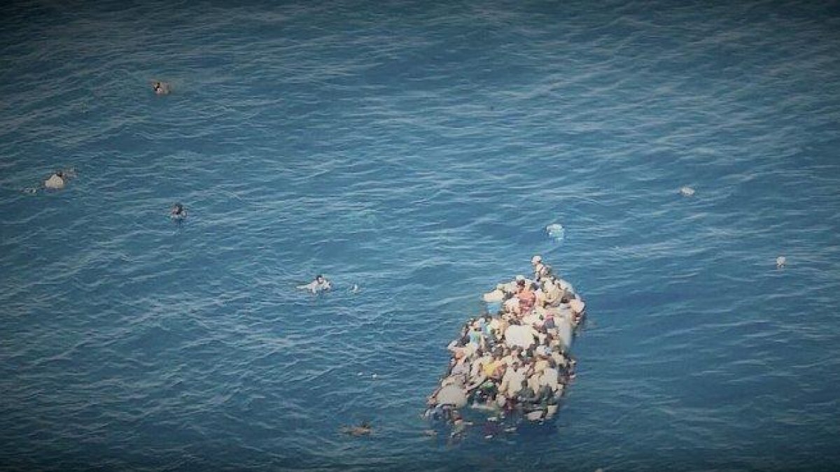 Naufragio de una patera frente a las costas de Libia en mayo, en una fotografía facilitada por Sea Watch.-SEA WATCH