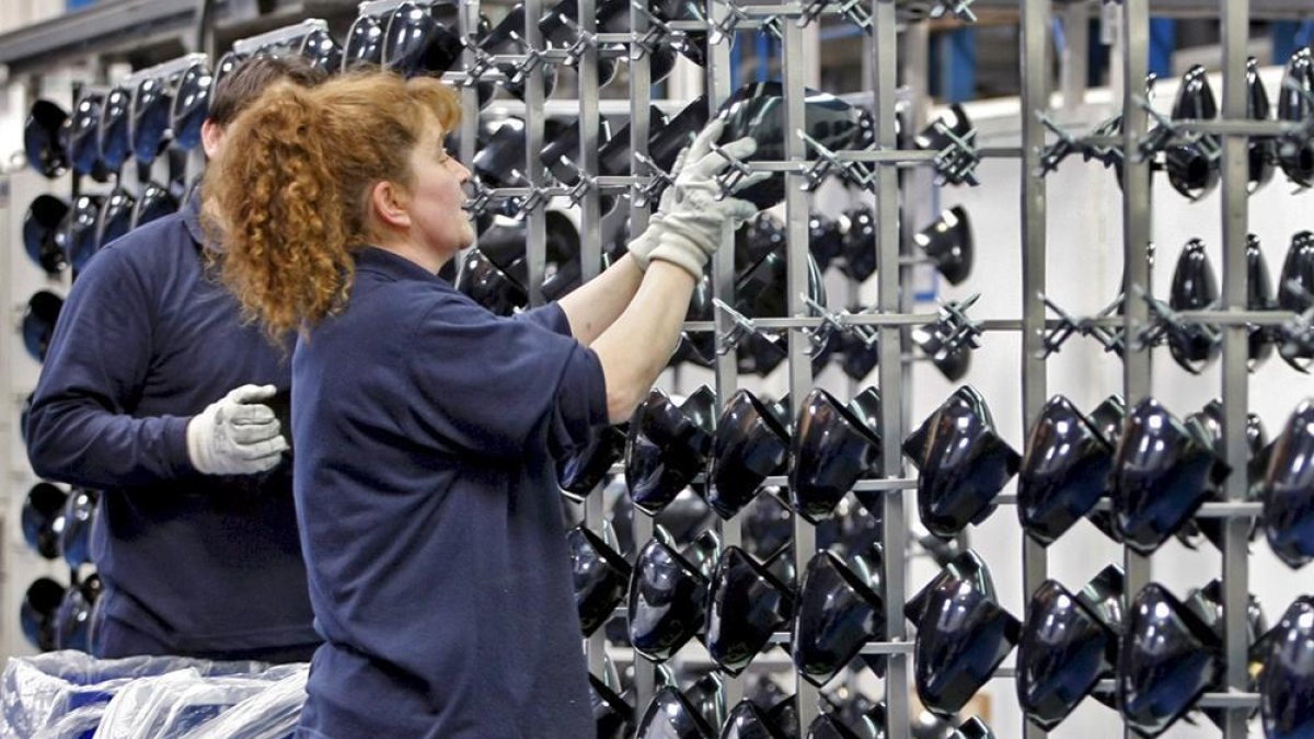 Dos operarios en la Fico. HDS