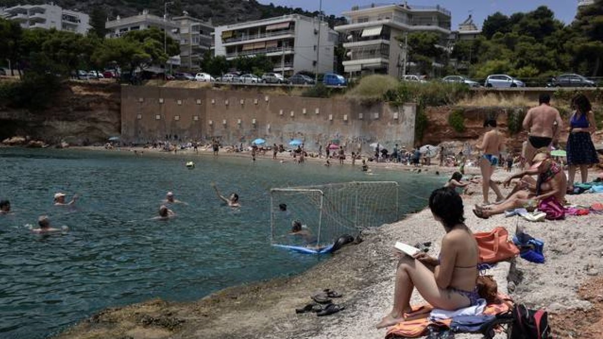 Domingo de playa en un suburbio de Atenas a pesar de la grave crisis del Gobierno griego.-Foto: AFP / LOUISA GOULIAMAKI