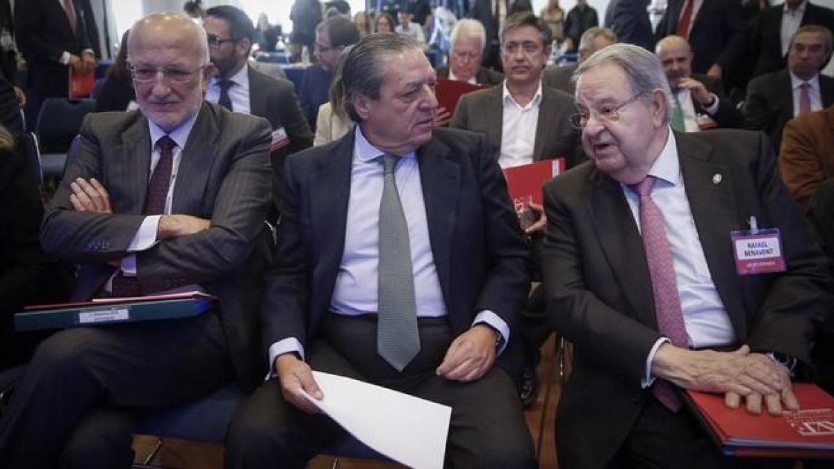 Vicente Boluda, en el centro de la imagen, junto a los también empresarios Juan Roig y Rafael Benavent en un acto de AVE.-MIGUEL LORENZO