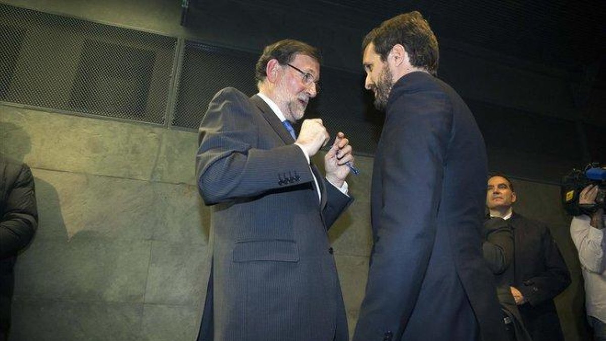 Mariano Rajoy departe con su sucesor en la presidencia del PP, Pablo Casado, durante el acto de presentación del libro escrito por el primero ’Una España mejor’.-DAVID CASTRO