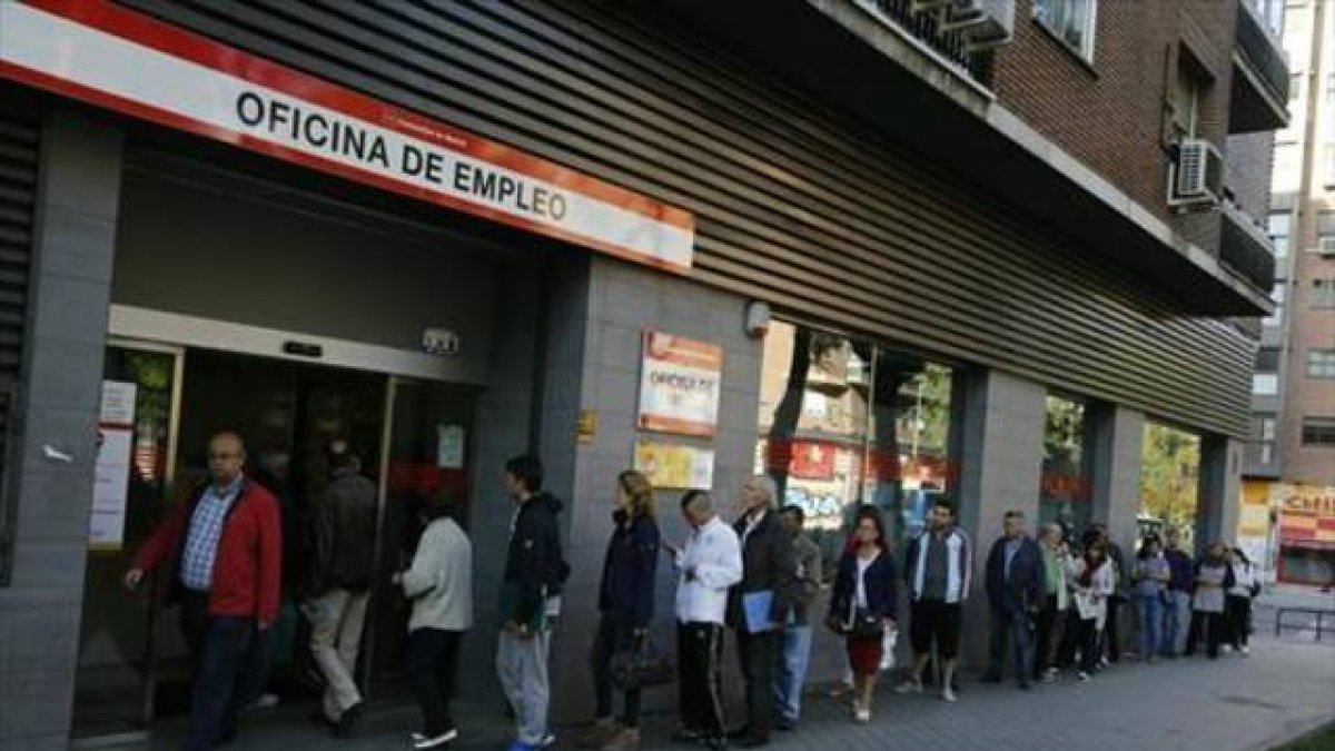 Cola de parados en una oficina de Empleo en Madrid el año pasado.-Foto: AGUSTÍN CATALAN