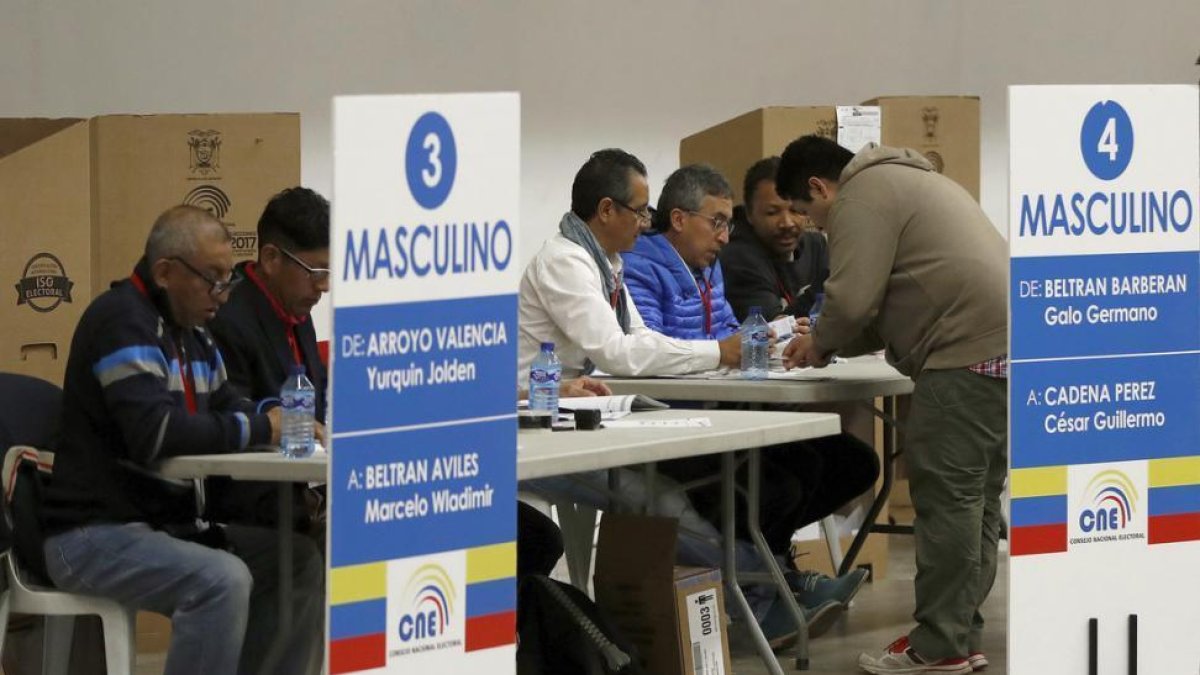 Votación de ciudadanos ecuatorianos en Barcelona.-ANDREU DALMAU