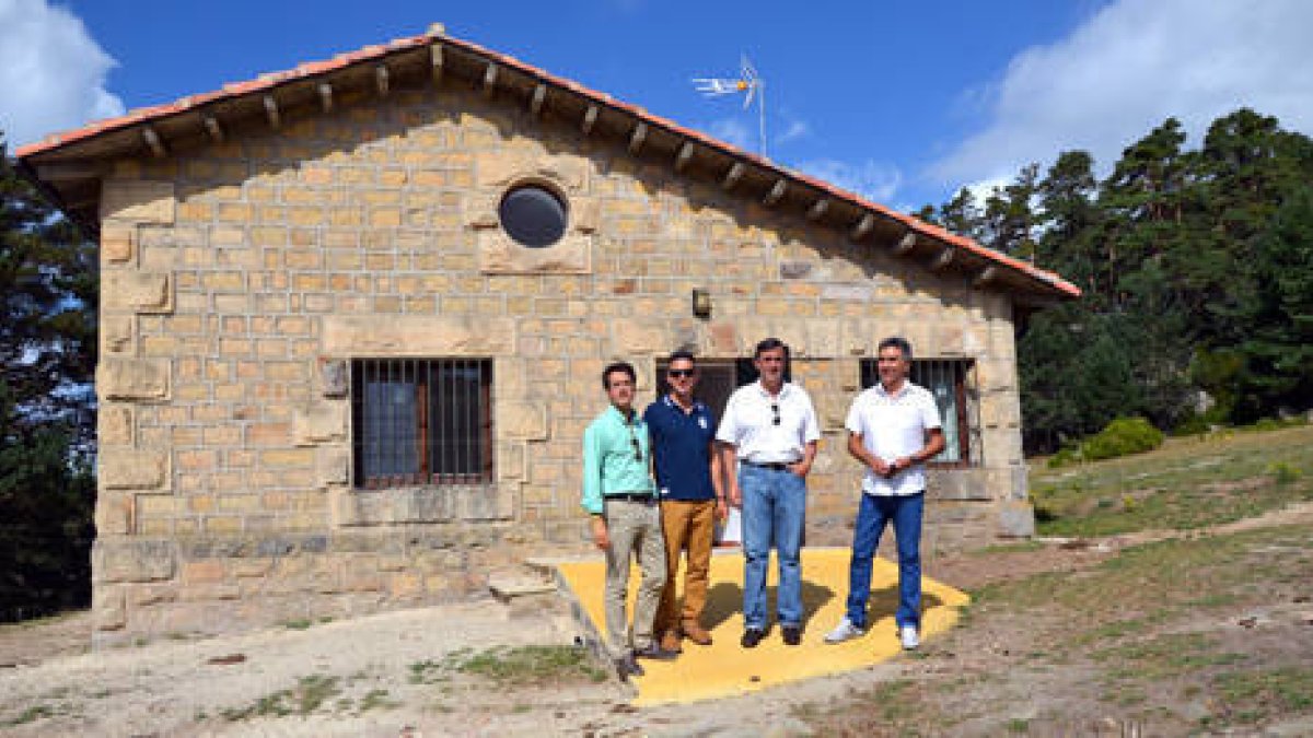 Cabezón, San Quirico, Pardo y Rioja en su visita a las instalaciones. / RAQUEL FERNÁNDEZ-