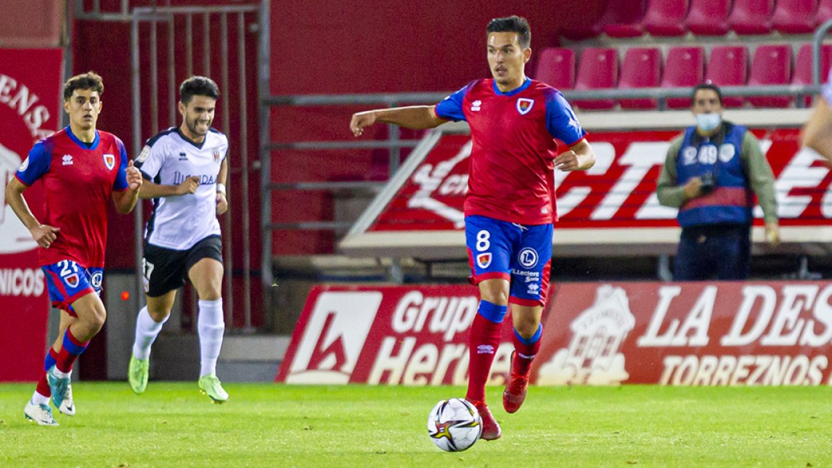 Cotán conduce el balón en un partido en Los Pajaritos. MARIO TEJEDOR