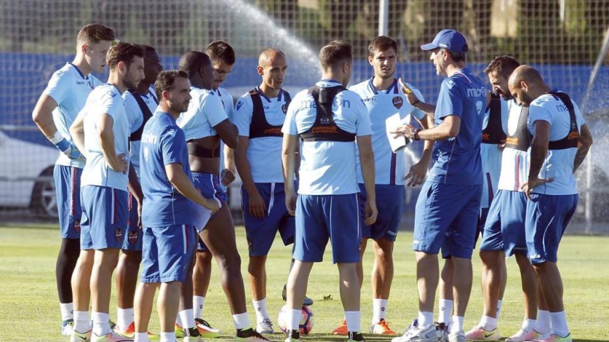Muñiz se dirige a sus jugadores en un entrenamiento.-EL MERCANTIL VALENCIANO