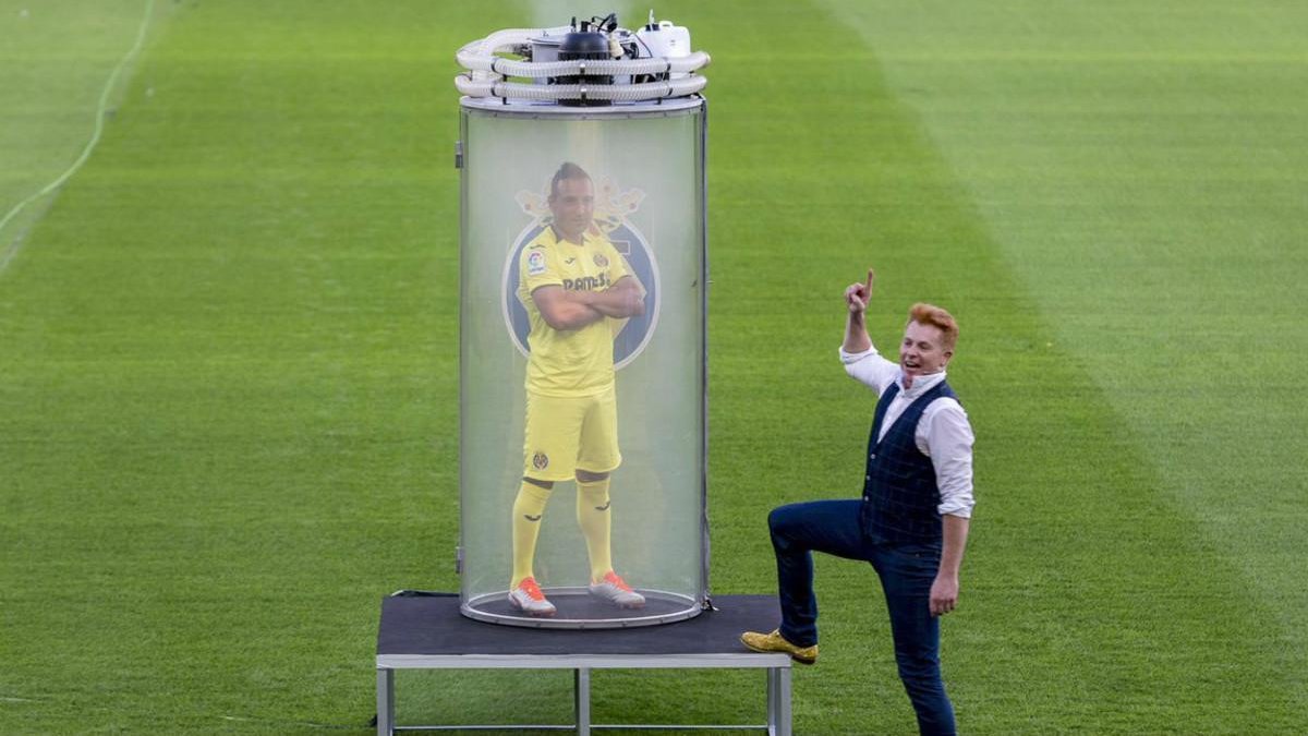Cazorla y el mago Yunke, en un momento de la presentación /-VILLAREAL CF