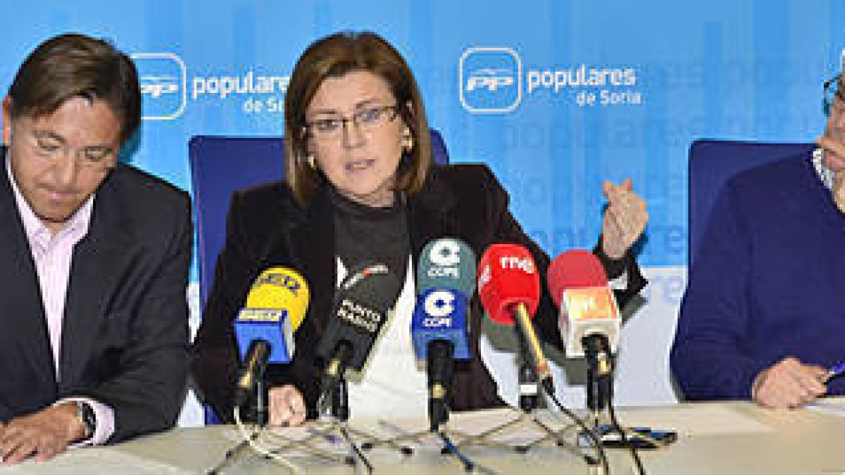 De izquierda a derecha,los senadores del PP Gerardo Martínez, Marimar Angulo y Abel Antón, ayer. / VALENTÍN GUISANDE-