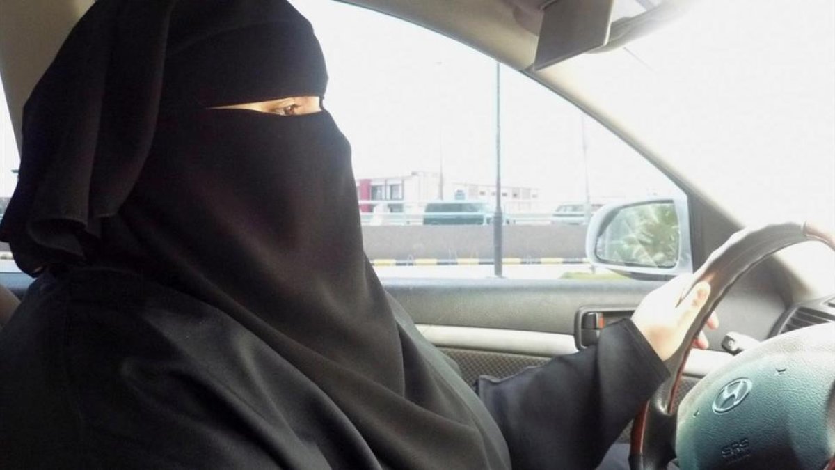 Un activista saudí conduce un vehículo, pese a estar prohibido en su país-REUTERS / AMENA BAKR