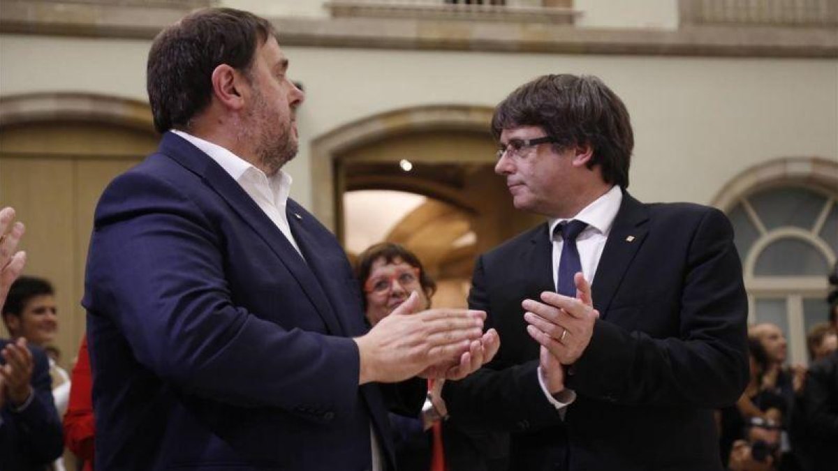 Oriol Junqueras y el president Puigdemont tras el pleno.-JULIO CARBÓ