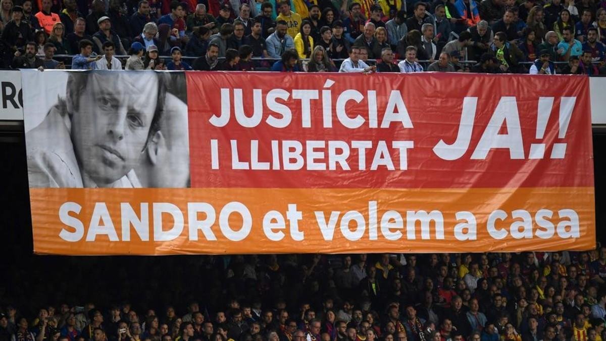 Pancarta en el Camp Nou reclamando la libertad de Sandro Rosell.-EL PERIÓDICO