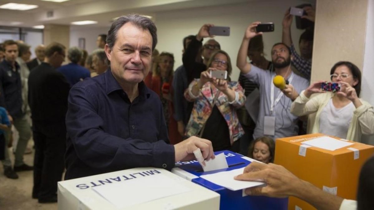 Artur Mas, ayer, votando en la consulta interna de CDC y en las primarias del partido.-ALBERT BERTRAN