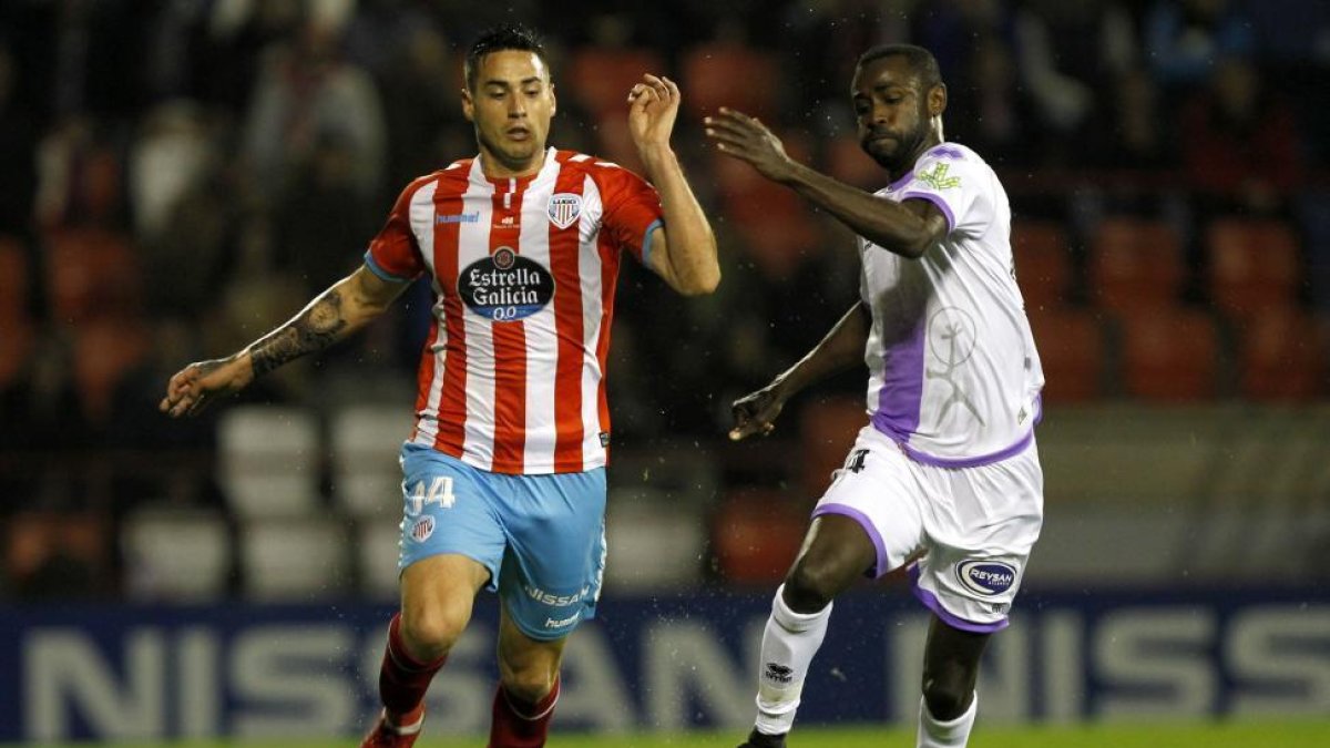 Diamanka pelea por el balón con un jugador del Lugo en uno de los partidos del Numancia fuera de Soria.-HDS