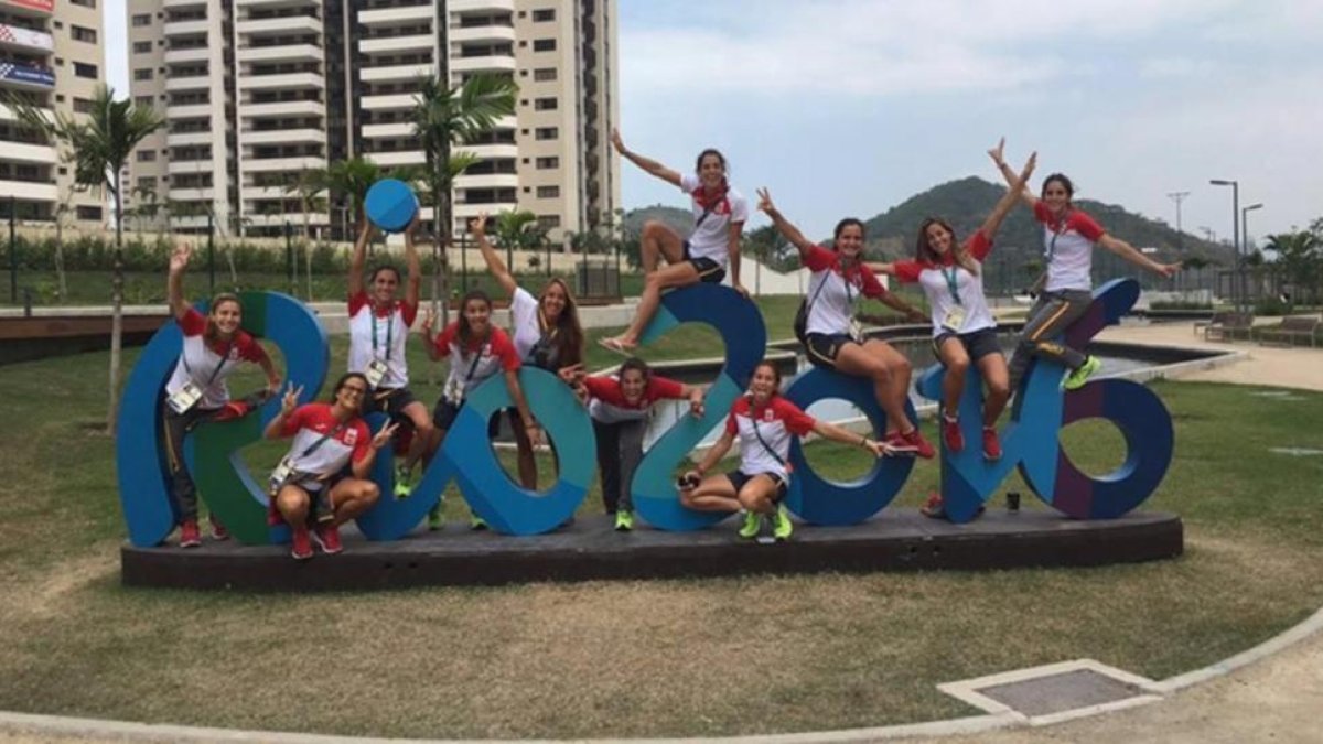 El equipo femenino de hockey hierba femenino posa en la Villa Olímpica.-TWITTER