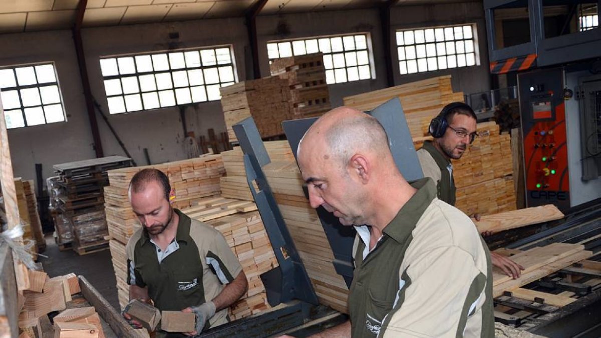 Trabajadores en las instalaciones de Picos de Urbión que se salvaron del incendio.-RAQUEL FERNÁNDEZ