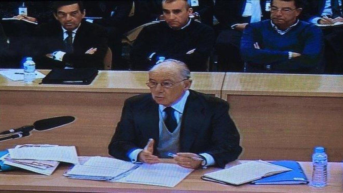Fotografia del monitor de la sala de prensa de la sede de la Audiencia Nacional en San Fernando de Henares con la declaracion del expresidente de Bankia Rodrigo Rato.-FERNANDO VILLAR / EFE