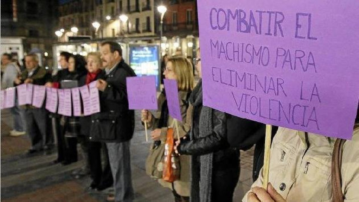 Concentración contra la violencia de género en la plaza de Fuente Dorada. / J.M.LOSTAU-