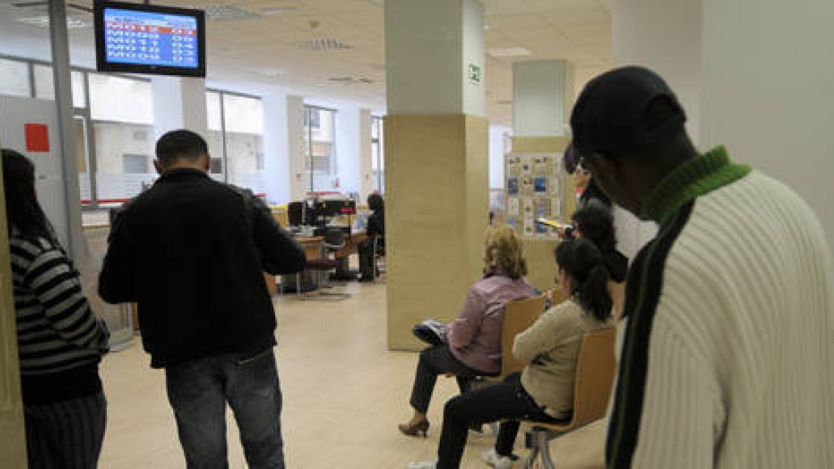 Un grupo de personas hace cola ayer en las dependencias de ecyl. / ÚRSULA SIERRA-