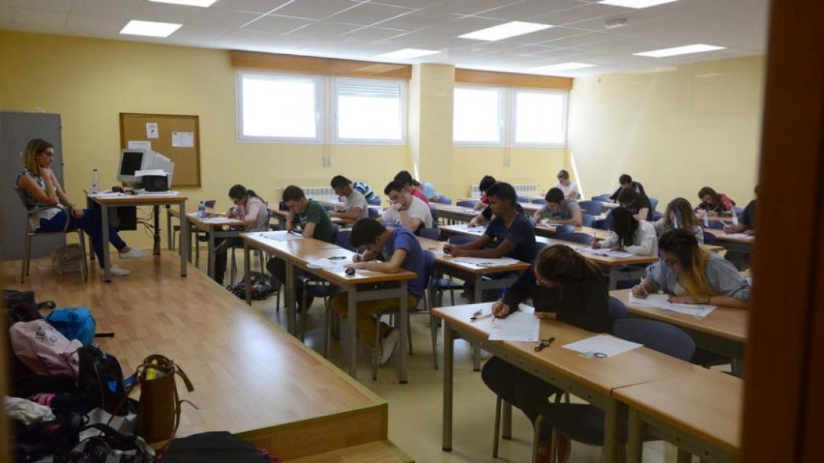 Alumnos durante la realización de una prueba.-ÁLVARO MARTÍNEZ